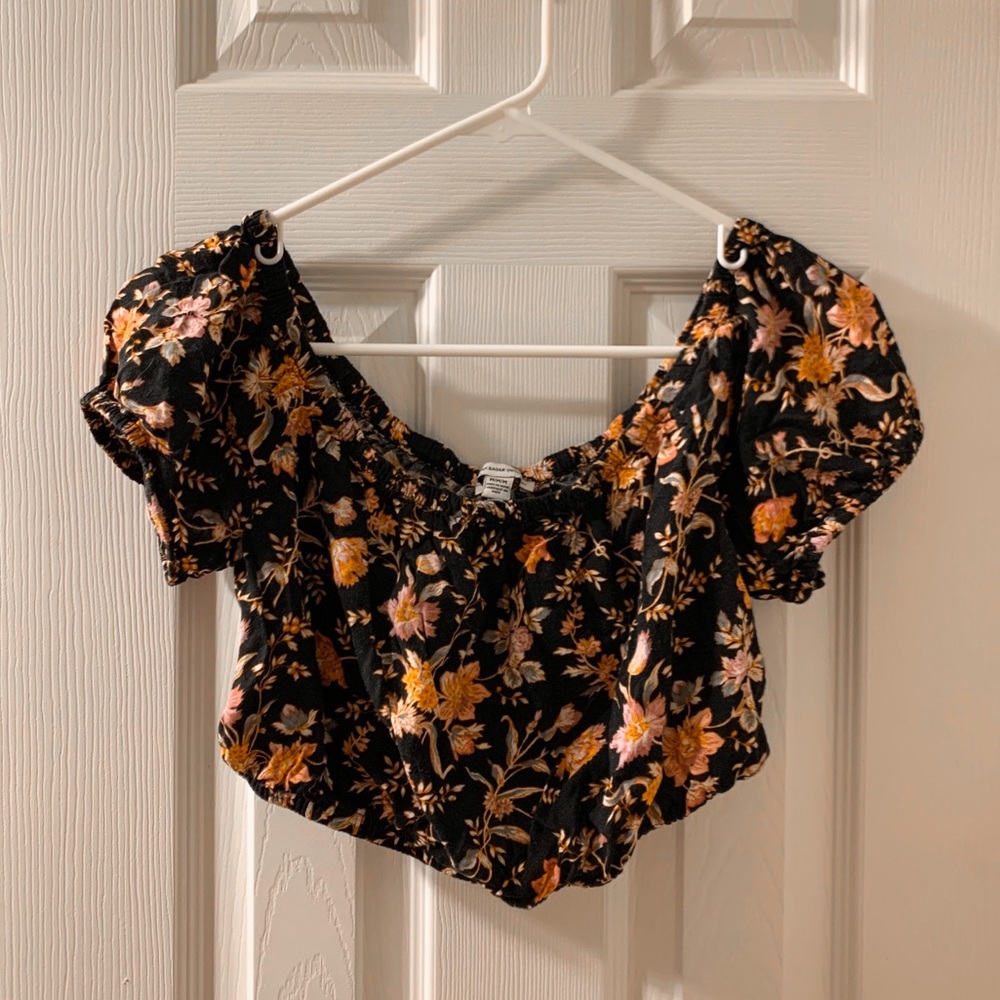 Cute American Eagle boho floral off-the-shoulder crop top!   Size M
